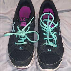 Kids under armour  tennis shoes 6 YOUTH